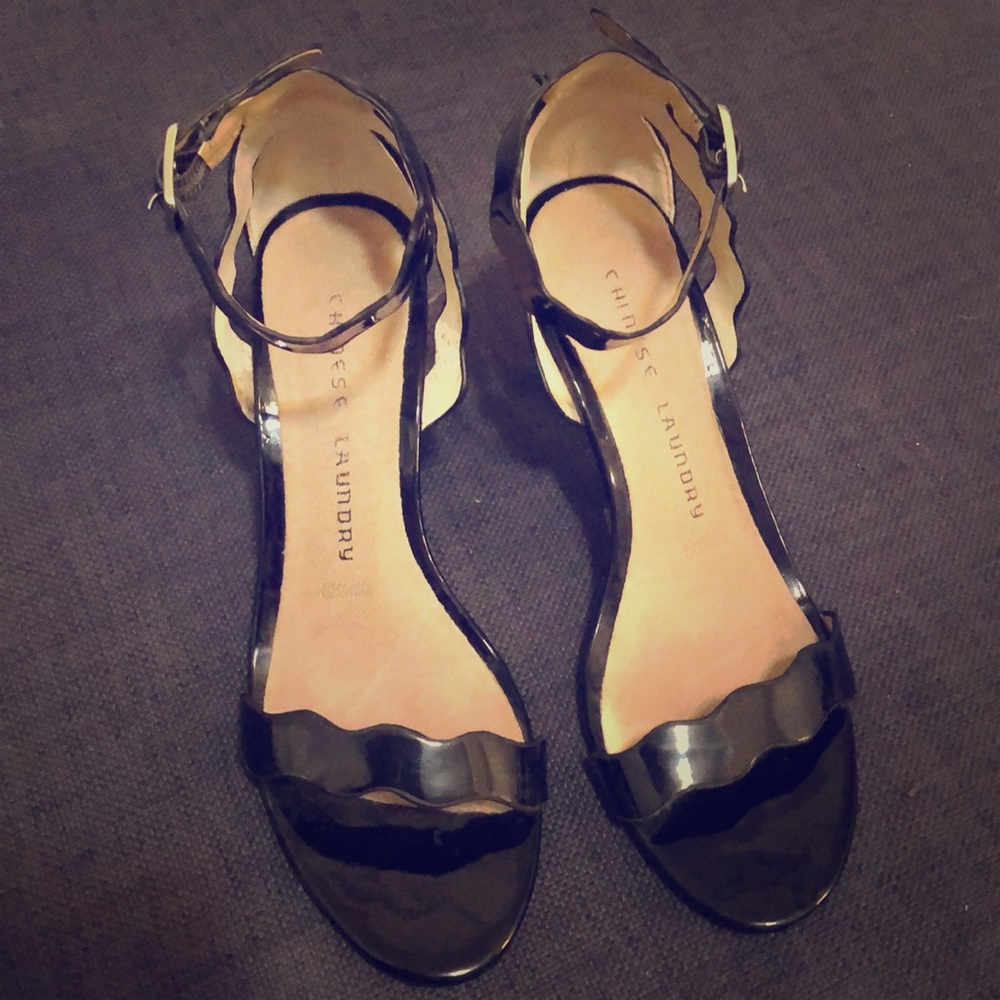 Black patent kitten heel with scalloped strap